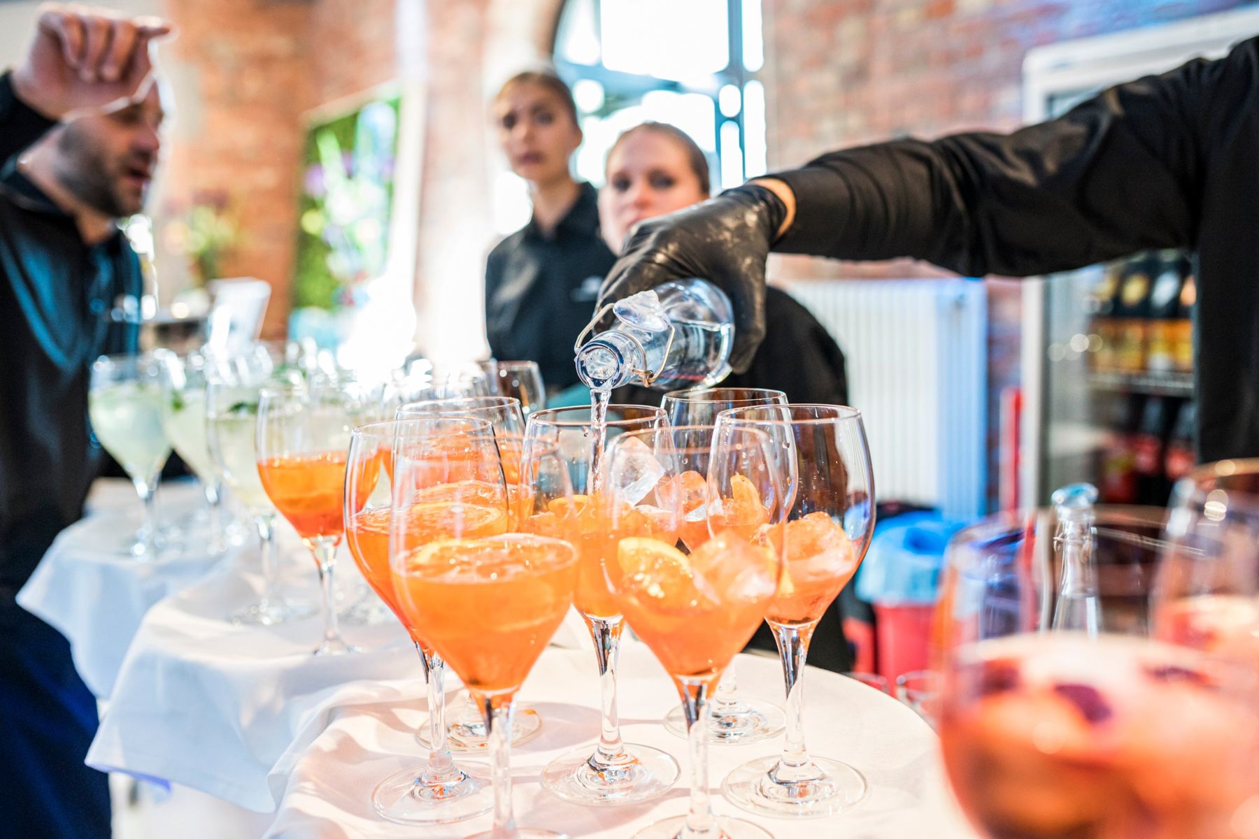 Aperol-Drinks werden an der Bar eingeschenkt