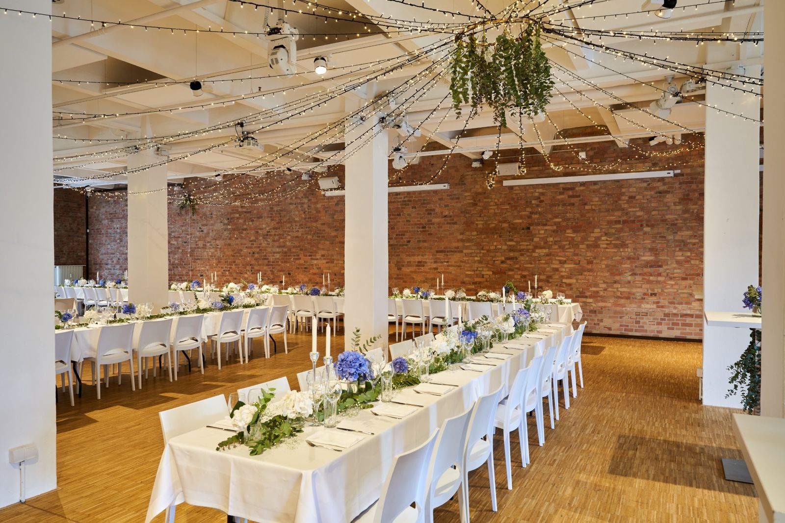 030 Eventloft Grande mit festlicher Hochzeitstafel