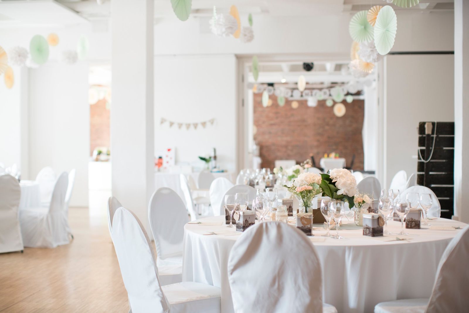 030 Eventloft Medio mit runden Hochzeitstischen