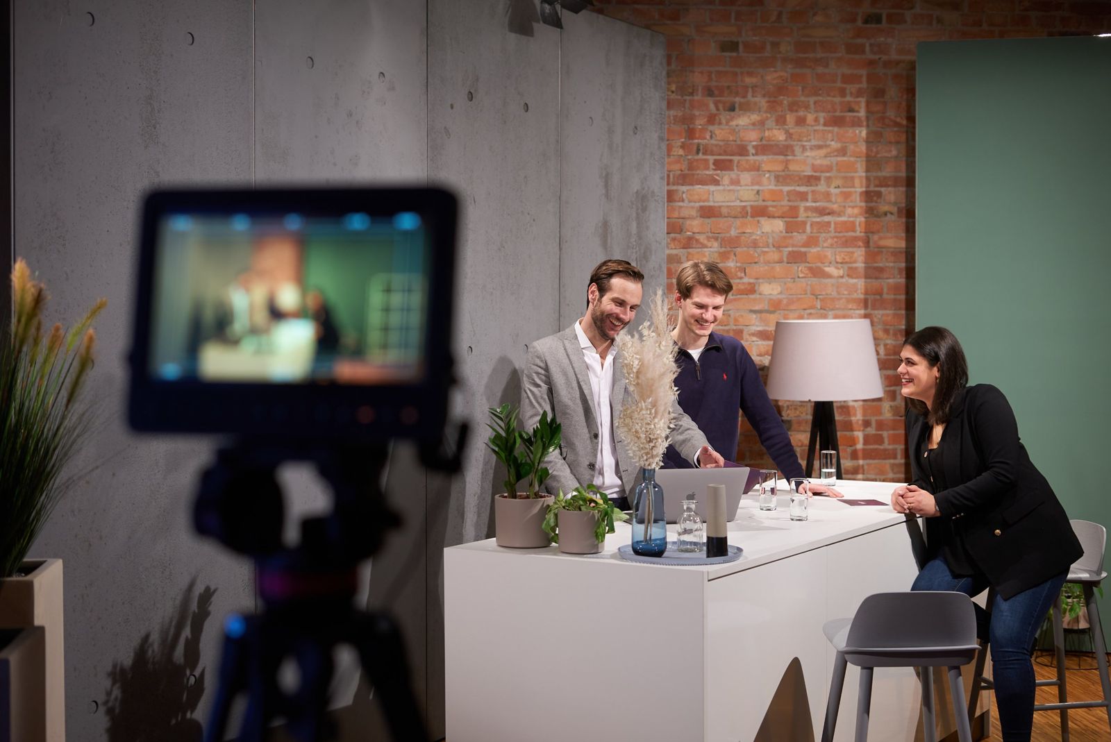 Streaming-Studio im Spreespeicher mit Kamera und Moderationstisch vor Backsteinwand