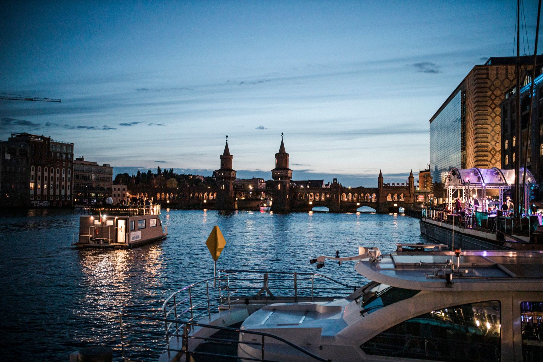 Abendstimmung an der Spree mit Oberbaumbrücke und Livebühne am Spreespeicher