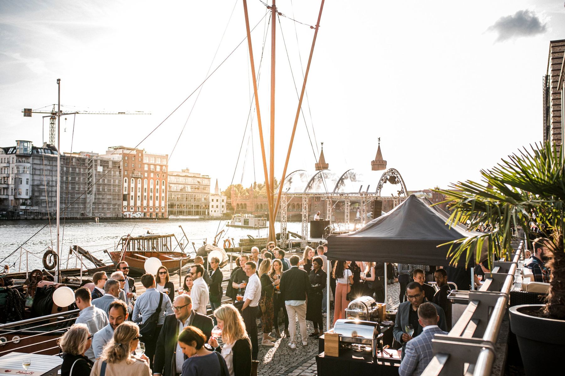 Gäste beim Sommerfest auf der Uferpromenade mit Blick auf die Spree