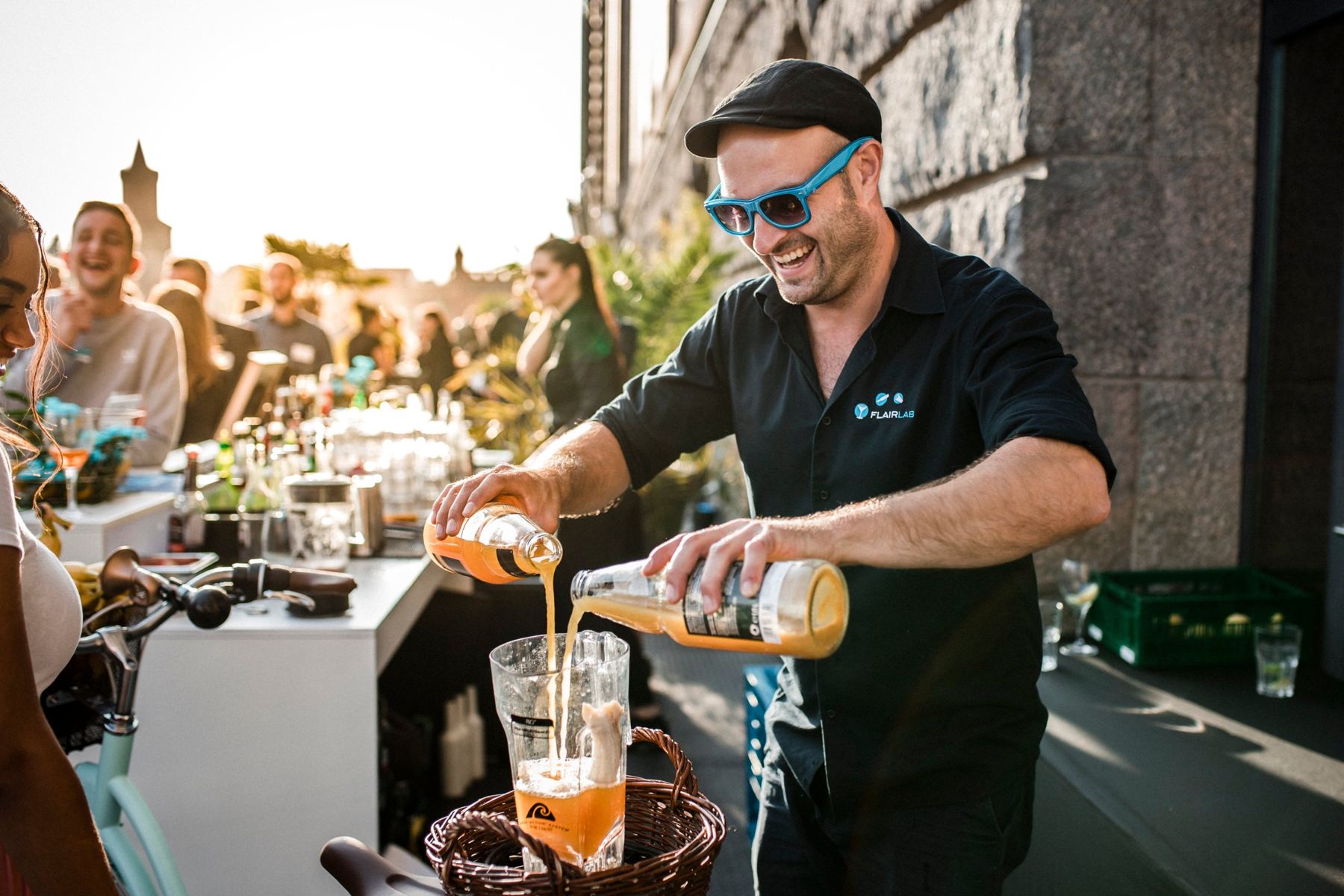 Barkeeper mixt Drinks an der Außenbar