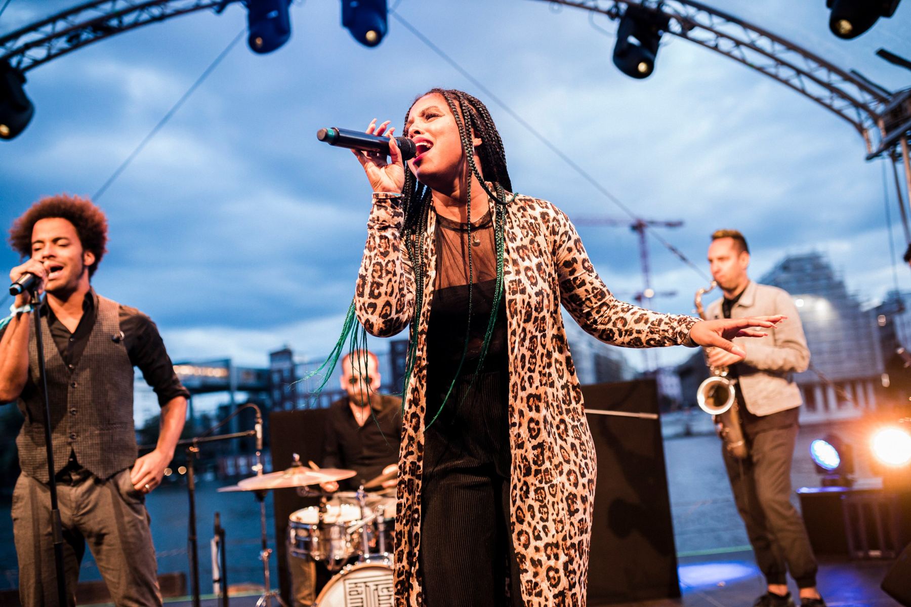 Band mit Sängerin live auf der Open-Air-Bühne an der Spree