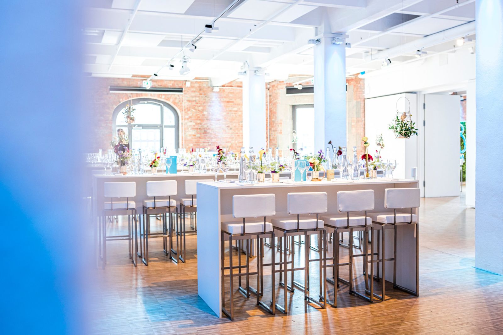 030 Eventloft Medio mit Hochtischen und Barhockern
