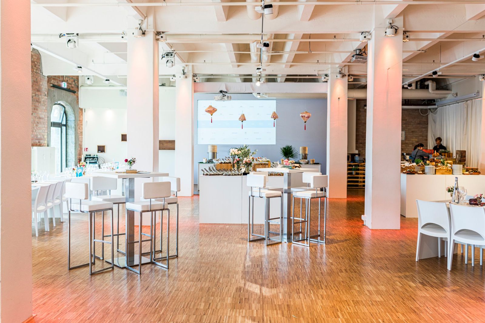 Capitol Yard Golf Lounge mit Stehtischen und Buffet beim Sommerfest