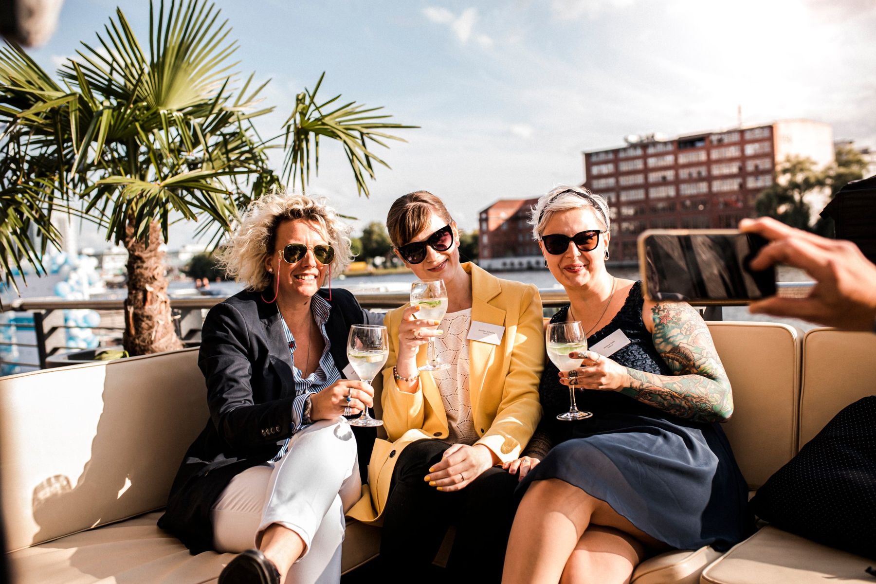 Gäste stoßen auf der Lounge der Spreeterrasse an