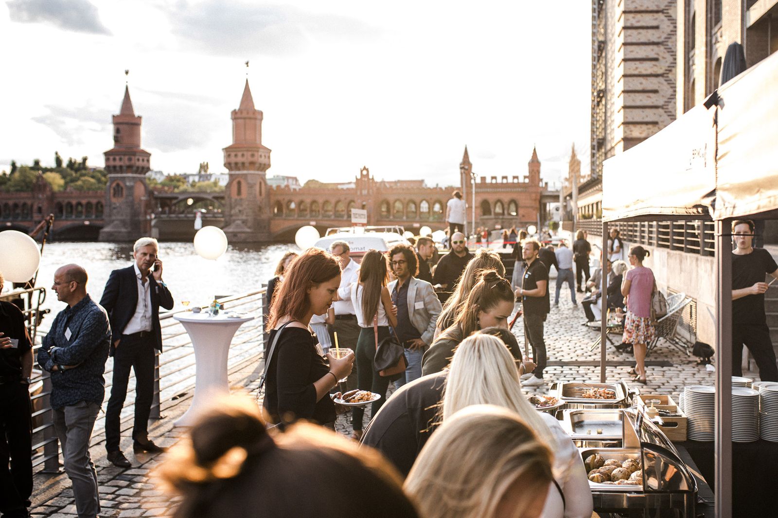 Sommerfest: Veranstaltungsgäste im Spreespeicher