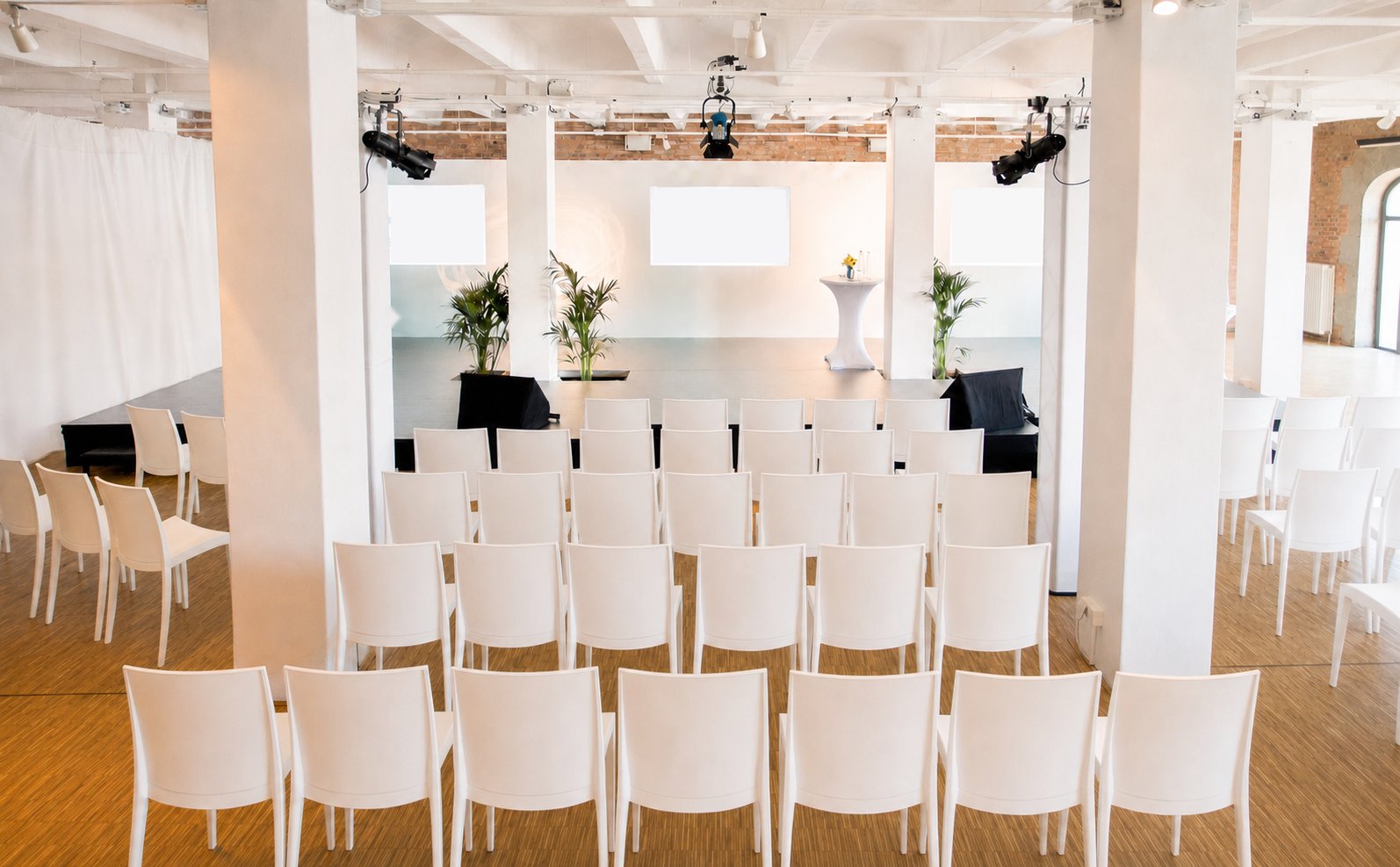 030 Eventloft mit Reihenbestuhlung vor der Bühne