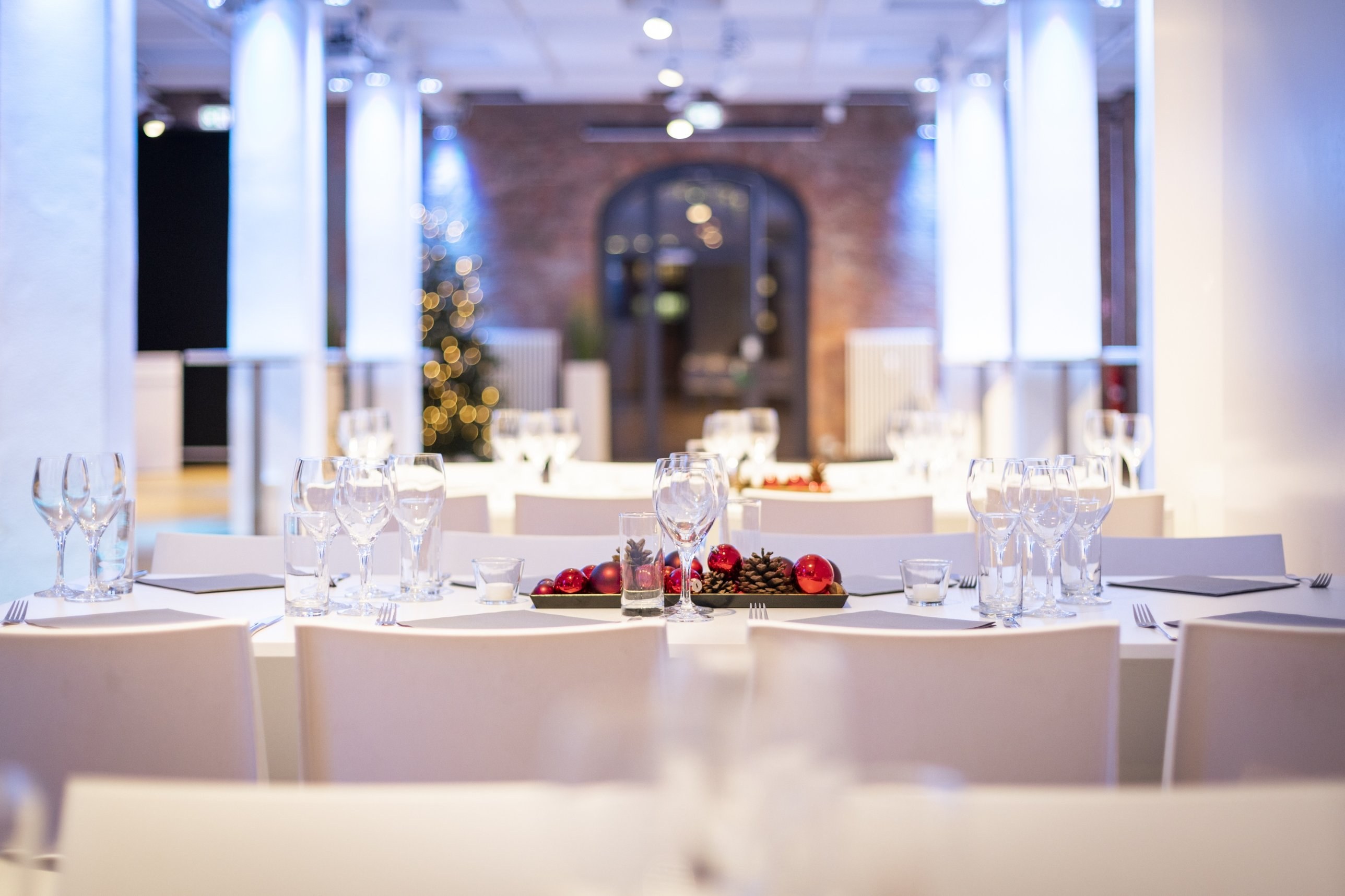 030 Eventloft Medio mit Weihnachtstafel, roten Kugeln und Weihnachtsbaum