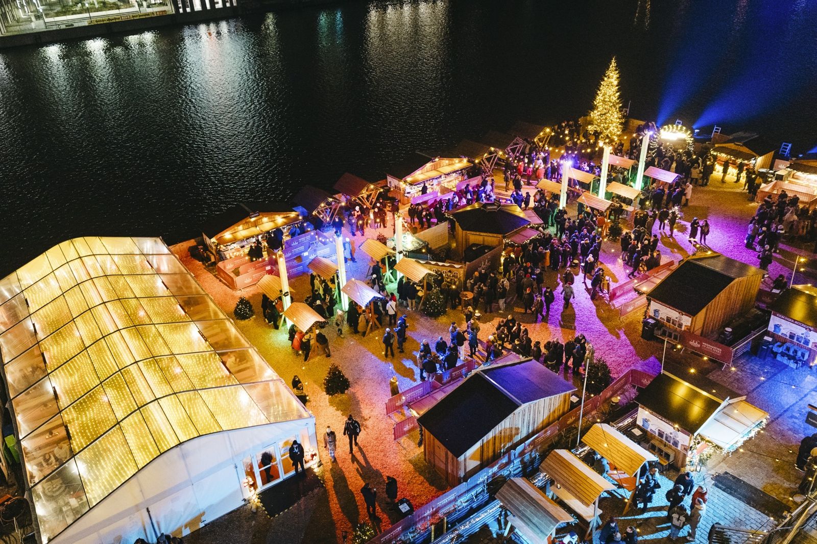 Beleuchteter Weihnachtsmarkt an der Spree aus der Vogelperspektive