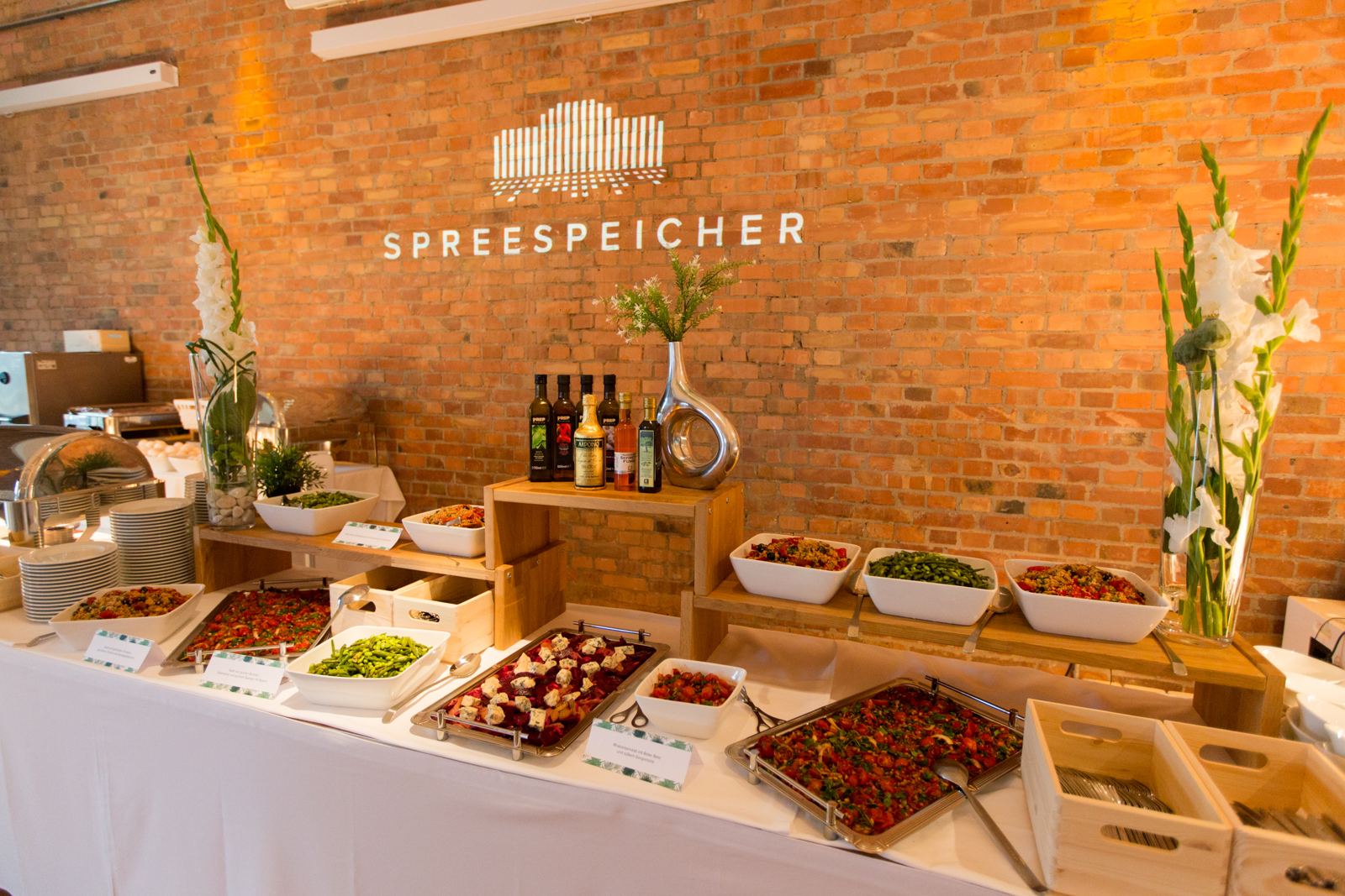 Buffet vor der Backsteinwand mit Spreespeicher-Logo
