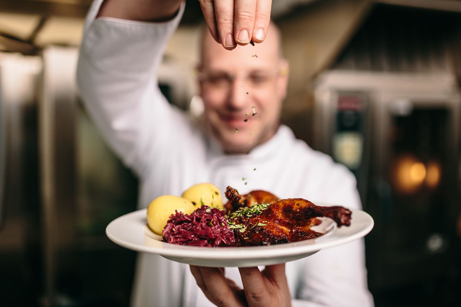 Küchenchef präsentiert einen angerichteten Teller