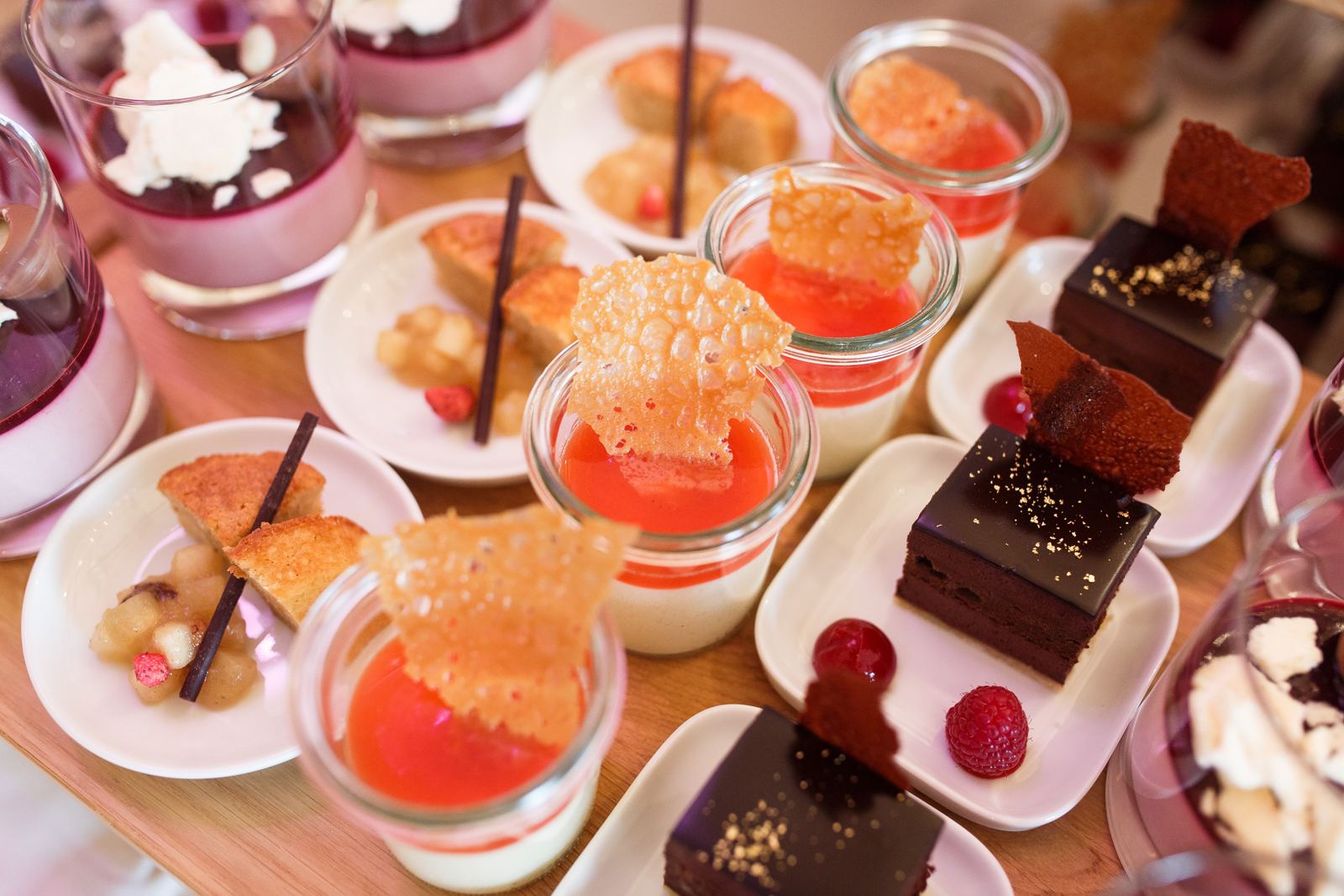 Desserts im Glas und kleine Kuchen auf dem Buffet