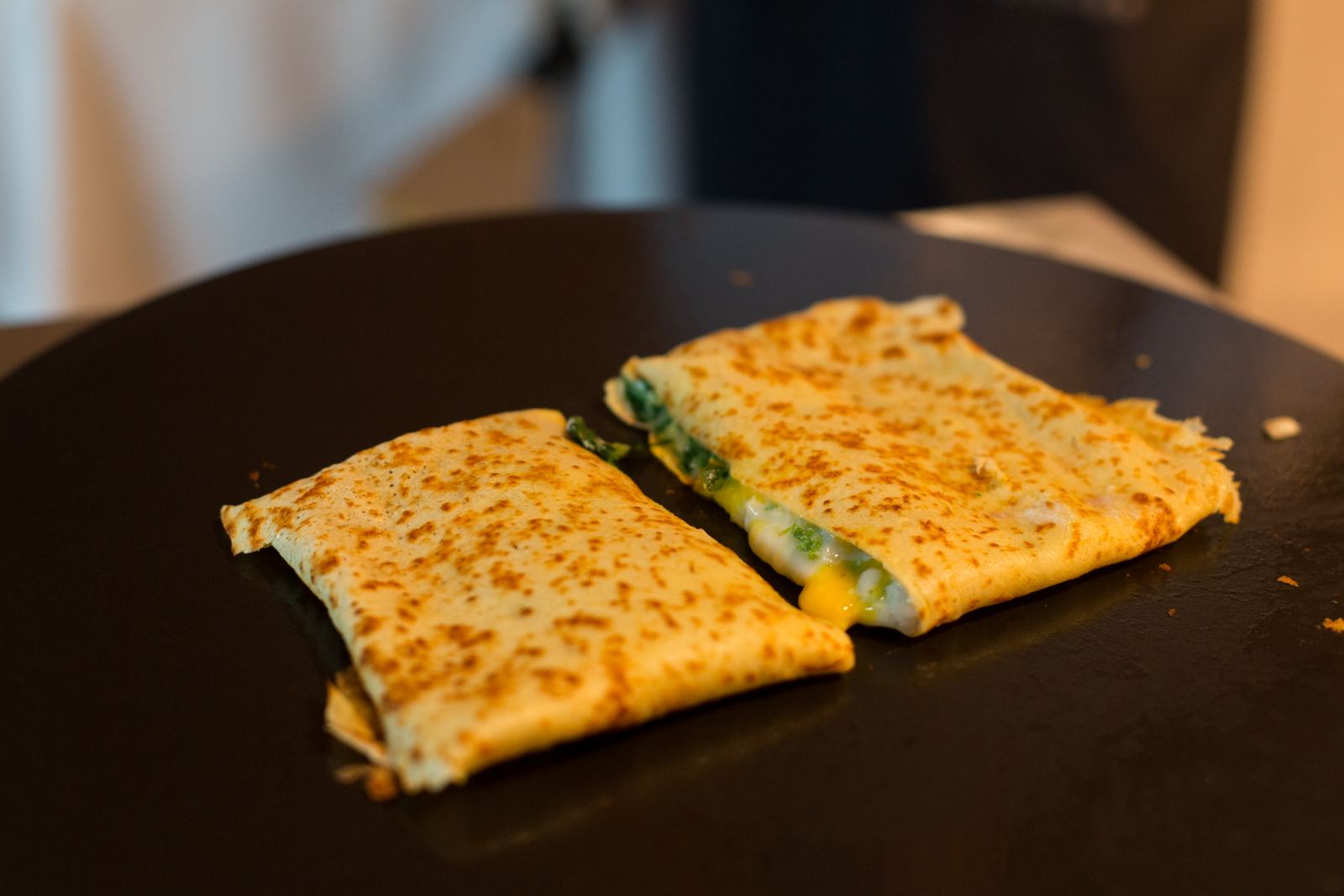 Herzhafte gefüllte Teigstücke auf einem schwarzen Teller