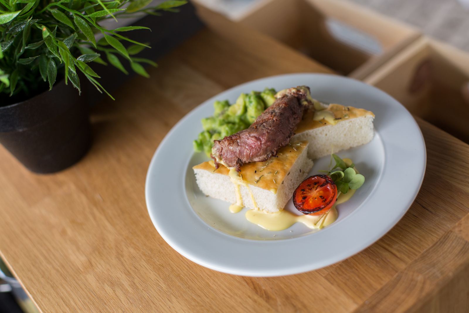 Angerichtetes Menü mit Fleisch, Gemüse und Kartoffeln