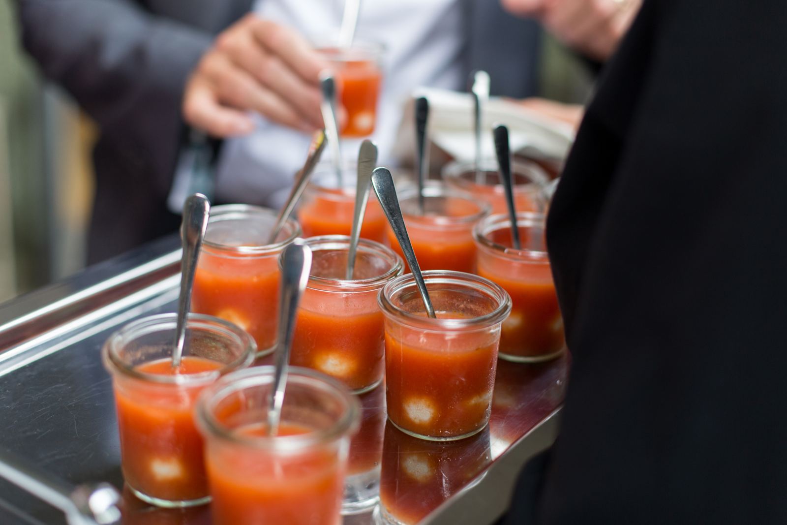 Getränke im Glas auf einem Serviertablett