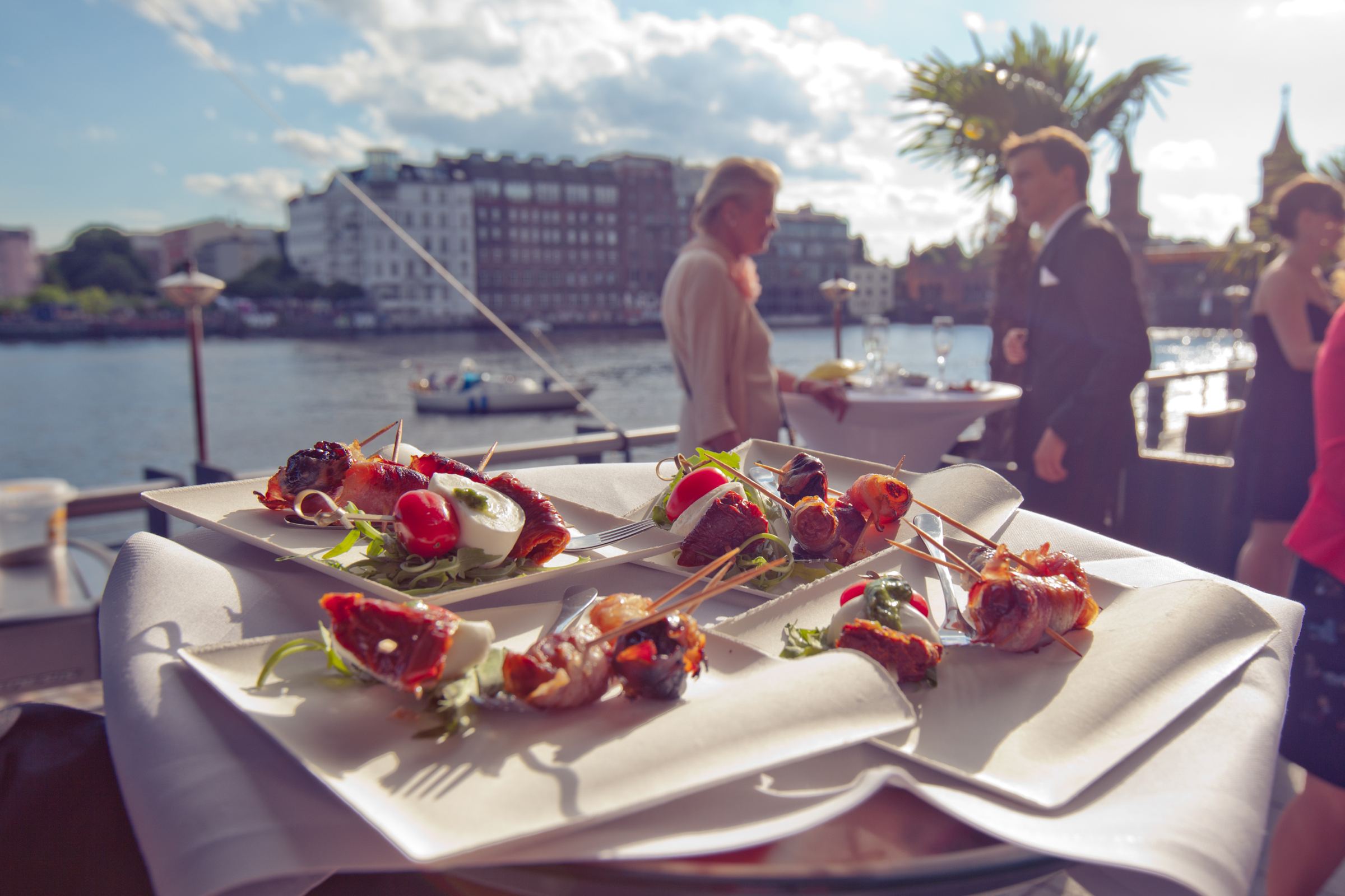 Fingerfood auf der Spreeterrasse mit Blick auf die Spree
