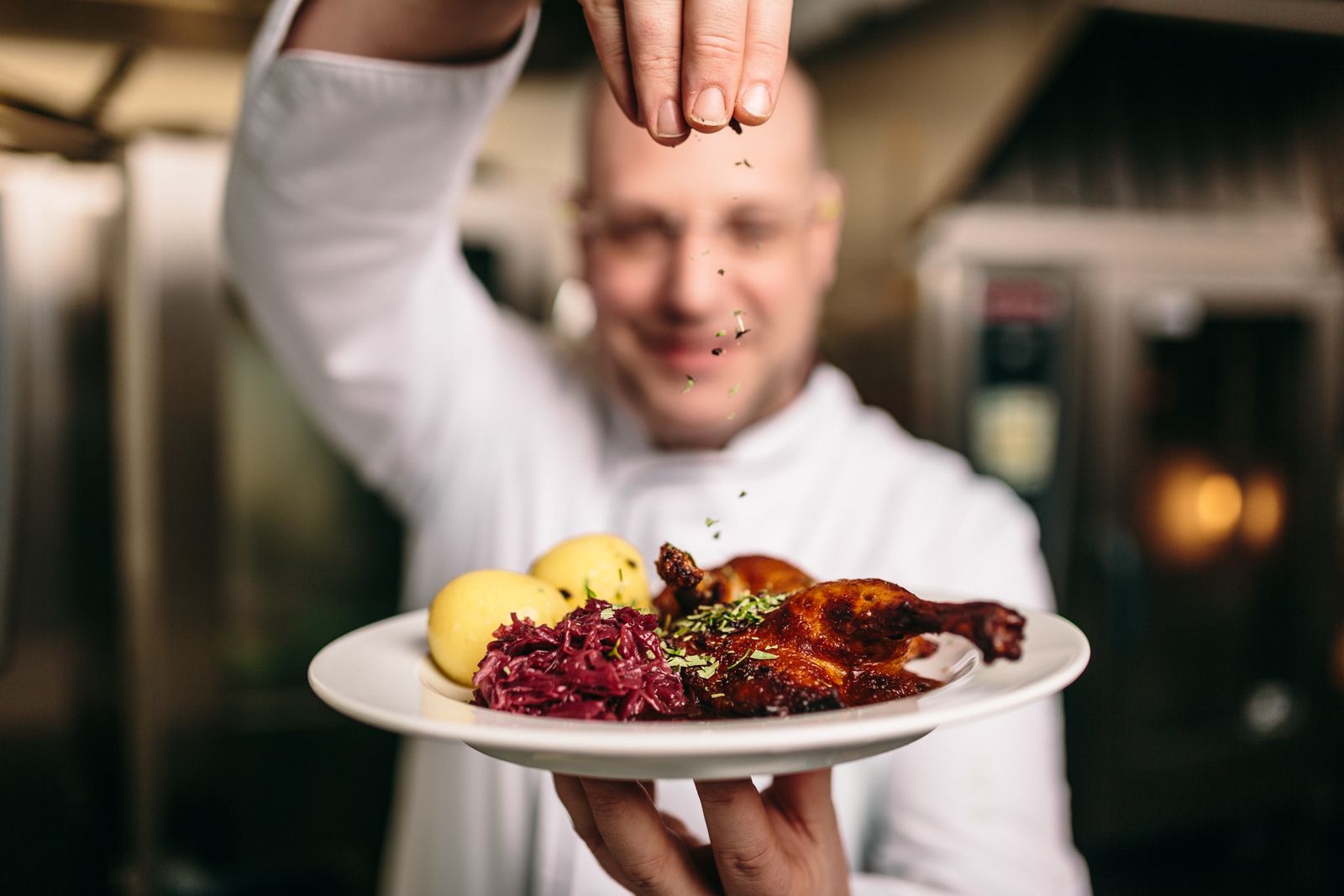 Spreespeicher: Küchenchef präsentiert einen frisch angerichteten Teller