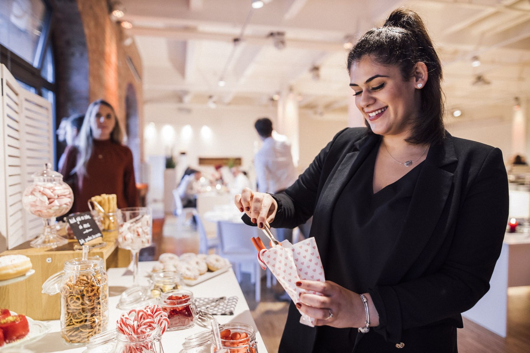 Servicemitarbeiterin beim Eingießen eines Getränks am Buffet