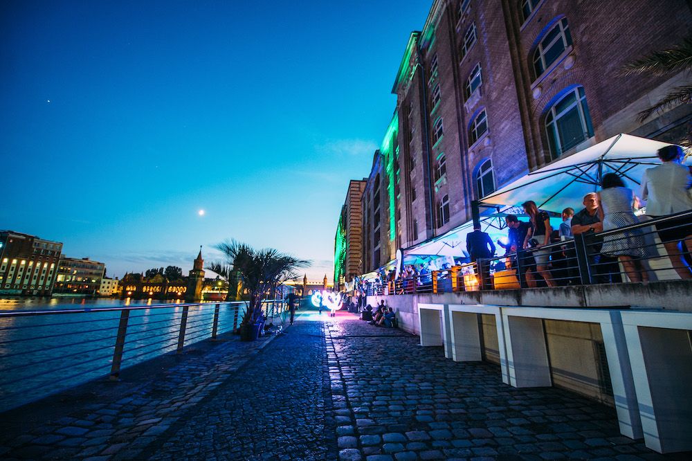 Beleuchtete Spreeterrasse und Speichergebäude am Abend