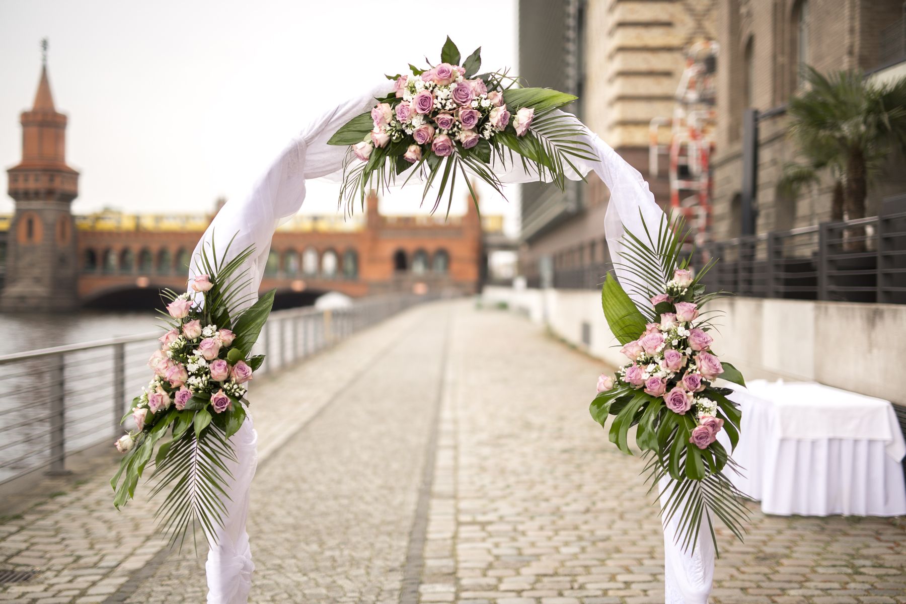 Blumengeschmückter Traubogen auf der Spreeterrasse