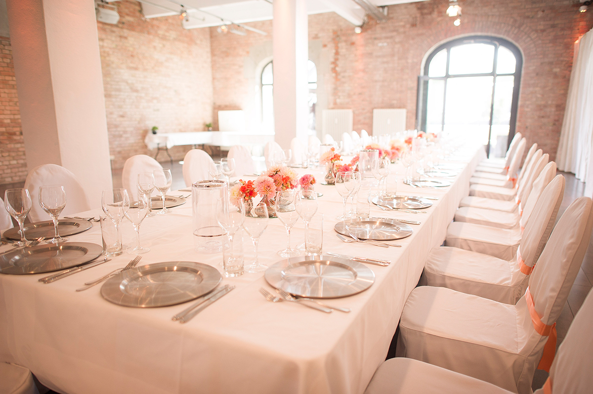 Festlich eingedeckte Dinnertafel im 2C Spreequartier