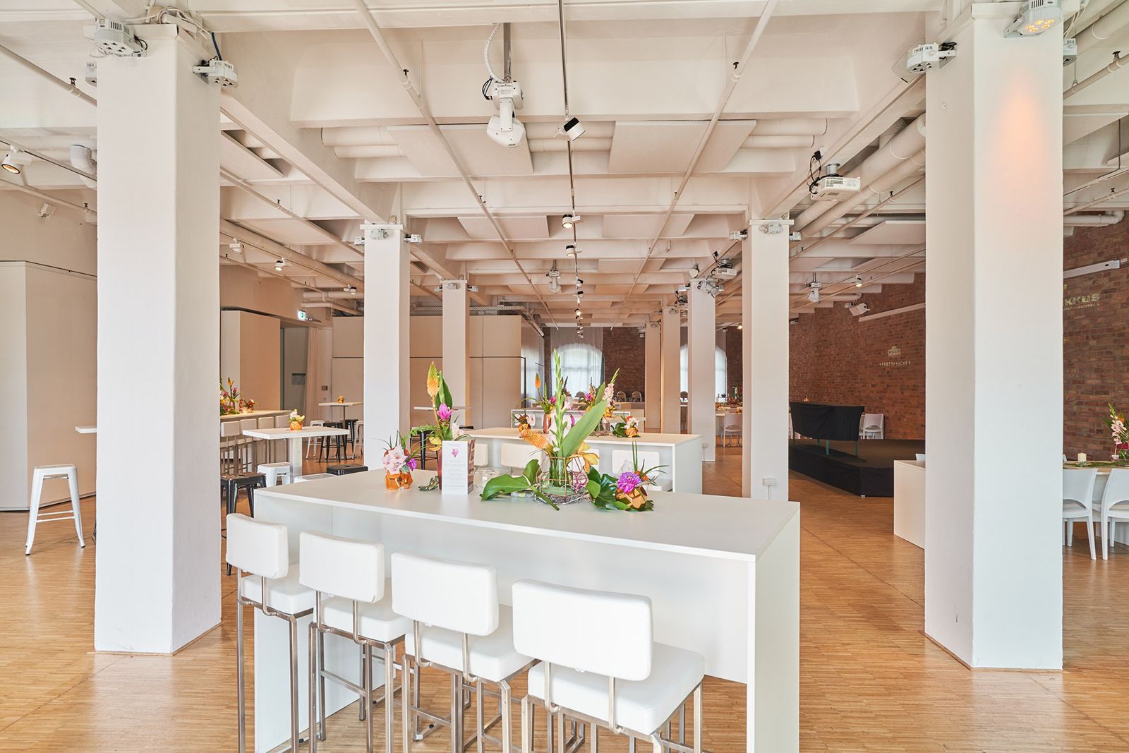 030 Eventloft im Spreespeicher: Loftfläche mit mehreren Bereichen, Bar und Tischgruppen