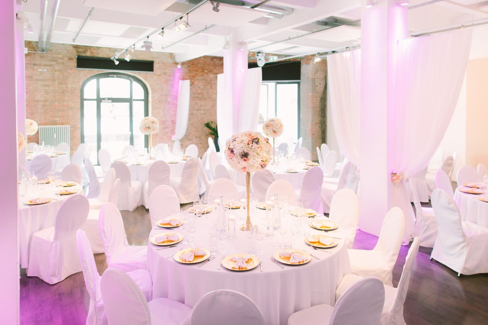 2C Spreequartier im Spreespeicher: Hochzeit mit runden Tischen in Rosa
