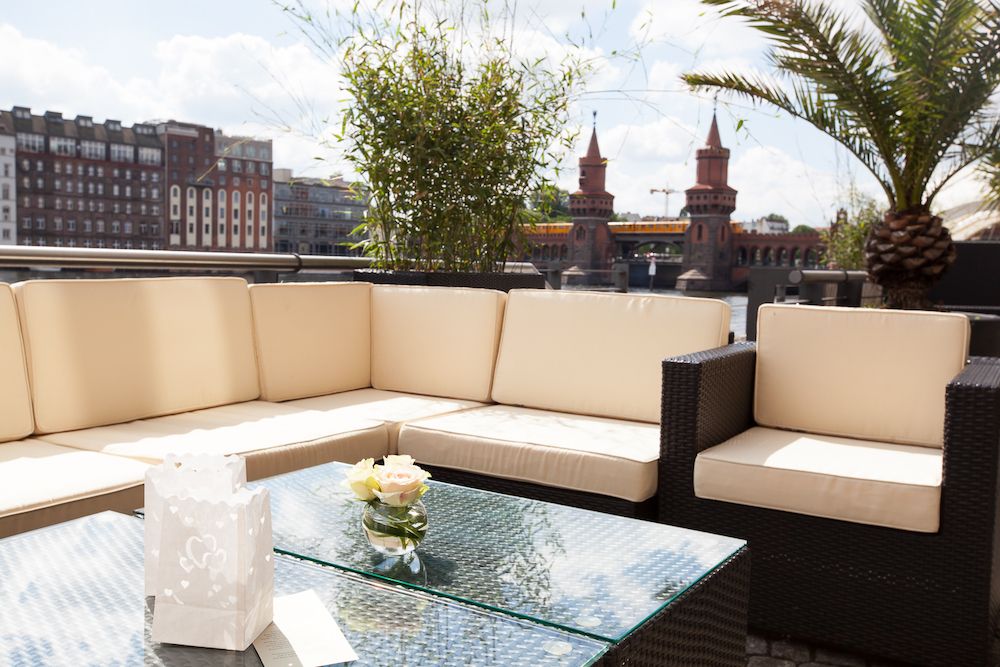Capitol Yard Golf Lounge im Spreespeicher: Einblick in die Location und ihre Terrasse