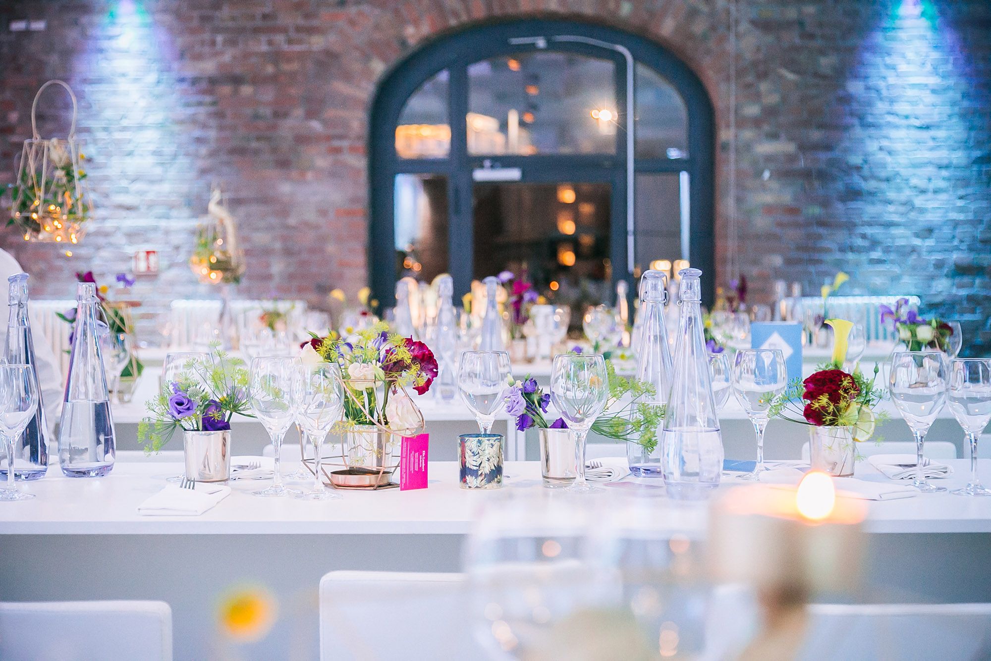 Spreespeicher: gedeckter Tisch vor historischer Backsteinwand