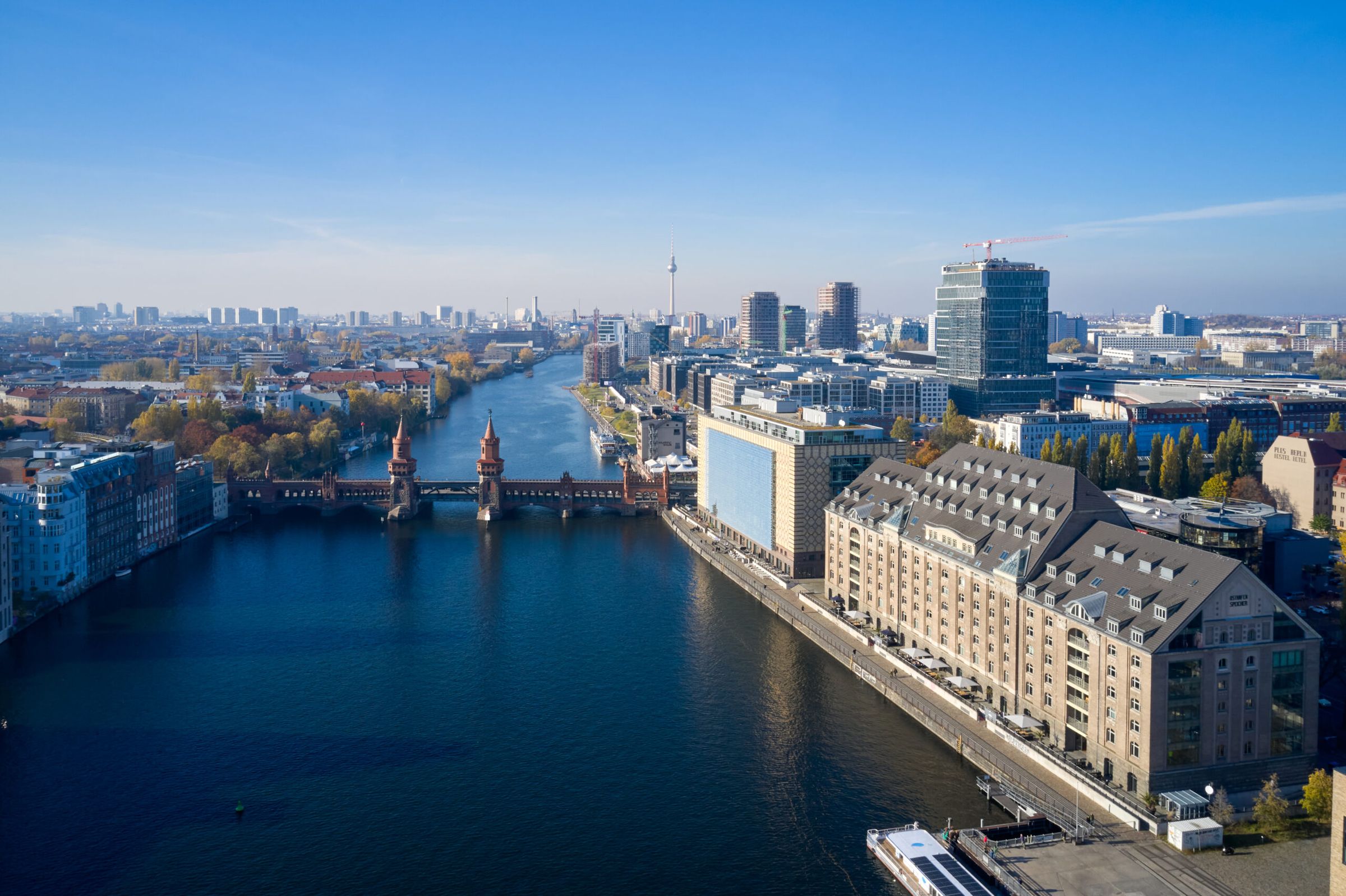 Spreespeicher und Oberbaumbrücke am Berliner Osthafen aus der Luft